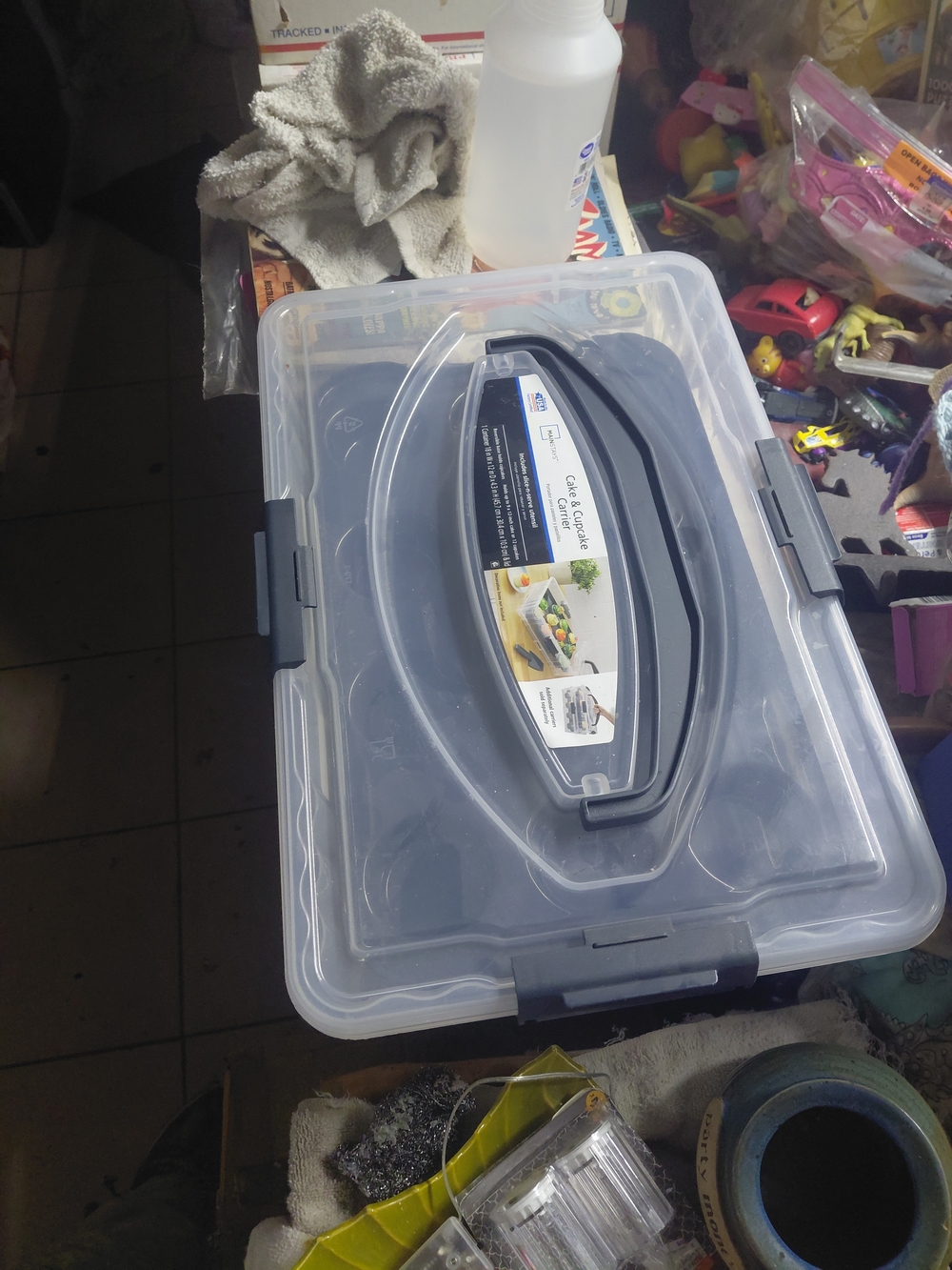 a Mainstays Dessert Carrier, cake/cupcakes clear plastic storage 18"x12"x4.3"